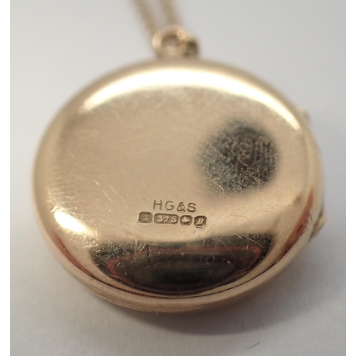 27 - 9ct gold locket on chain, chain L: 44 cm, D: 18 mm, combined 5.4g, hinge and clasp opens and closes ... 