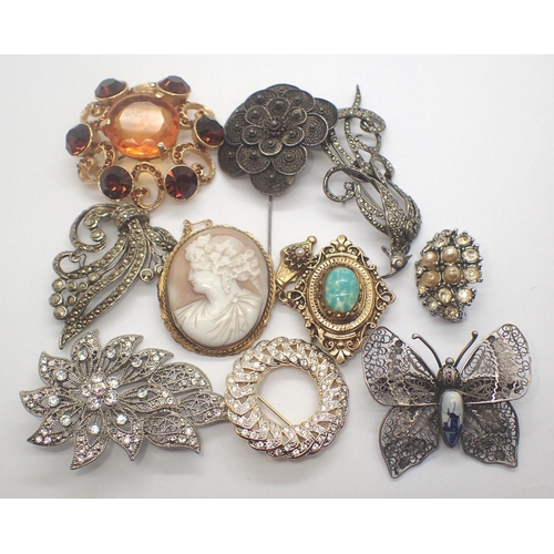 58 - Ten costume jewellery brooches to include a butterfly example. P&P Group 1 (£14+VAT for the first lo... 