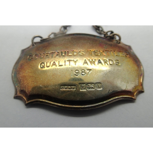 94 - Hallmarked silver wine bottle label, 1987, L: 40 mm, 8.8g. P&P Group 1 (£14+VAT for the first lot an... 