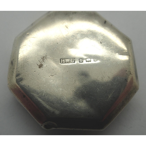 96 - Silver octagonal snuff box, D: 40 mm, 16g. P&P Group 1 (£14+VAT for the first lot and £1+VAT for sub... 