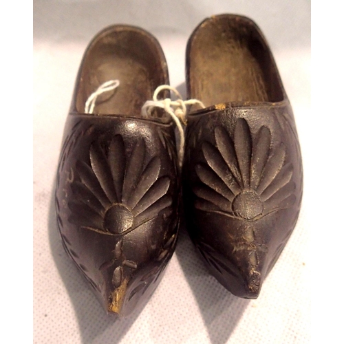 373 - Pair of antique carved wooden clogs, L: 11 cm. P&P Group 2 (£18+VAT for the first lot and £3+VAT for... 