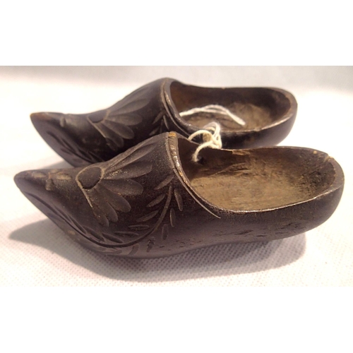 373 - Pair of antique carved wooden clogs, L: 11 cm. P&P Group 2 (£18+VAT for the first lot and £3+VAT for... 