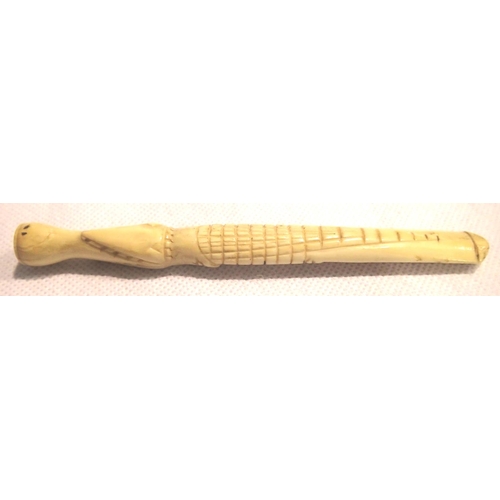 385 - Carved bone cheroot holder in the form of a crocodile. P&P Group 1 (£14+VAT for the first lot and £1... 