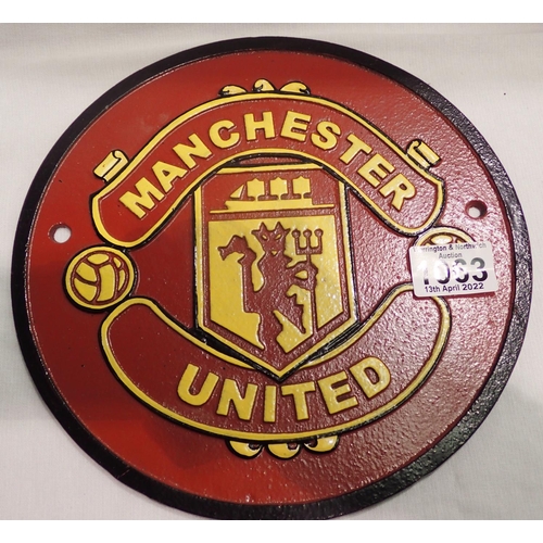 1063 - Cast iron Manchester United plaque, 24 x 15 cm. P&P Group 2 (£18+VAT for the first lot and £3+VAT fo... 