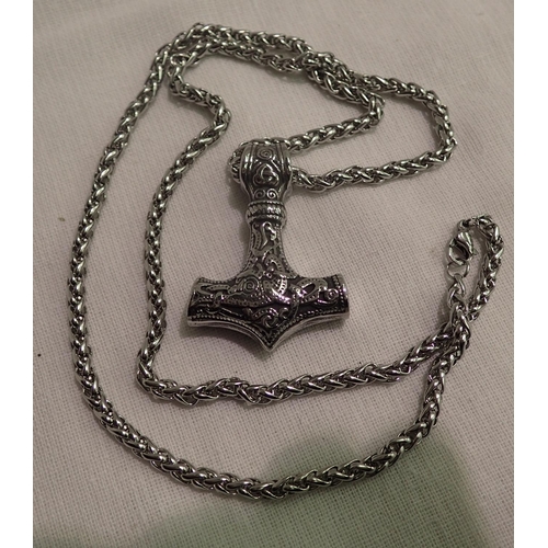 1086 - White metal unmarked Mjolnir Thors hammer pendant on matching chain. P&P Group 1 (£14+VAT for the fi... 