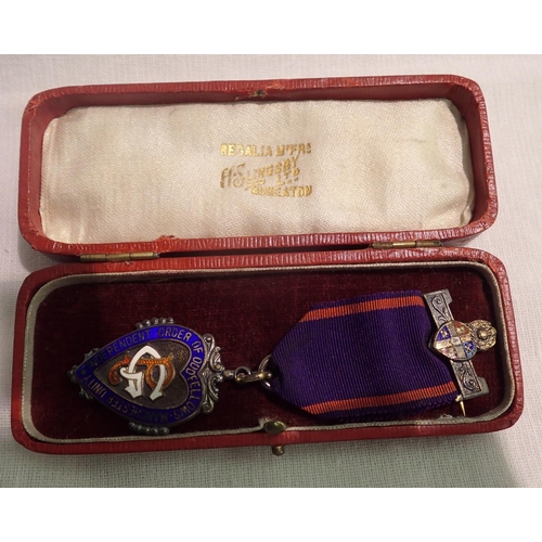 1087 - Hallmarked silver cased Oddfellows medal with 1923 inscription. P&P Group 1 (£14+VAT for the first l... 