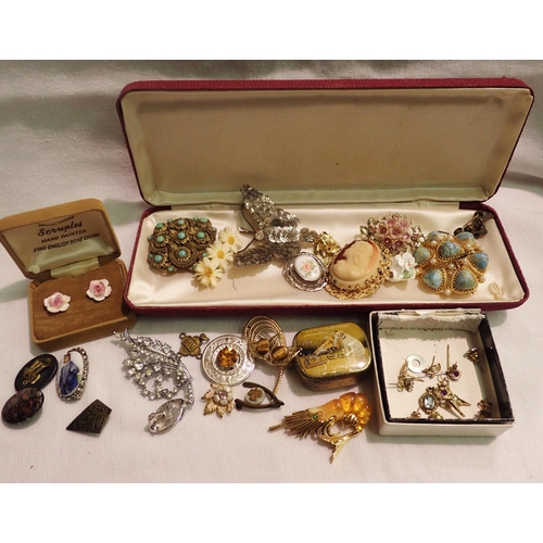 1089 - Quantity of mixed costume jewellery to include brooches. P&P Group 1 (£14+VAT for the first lot and ... 