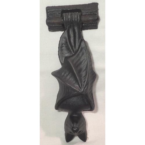 1095 - Cast iron bat doorknocker, 18 x 7 cm. P&P Group 2 (£18+VAT for the first lot and £3+VAT for subseque... 