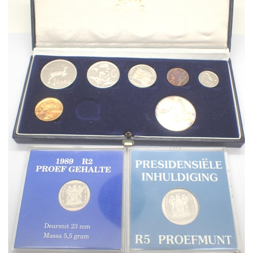 3077 - 1988 South Africa uncirculated coin set (lacking one coin), 1989 proof two rand and 1994 proof five ... 