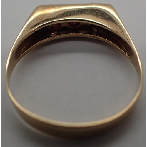 17 - 9ct gold ring with three garnet, size P, 2.3g. P&P Group 1 (£14+VAT for the first lot and £1+VAT for... 