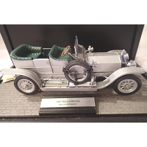 2140 - Franklin mint 1/24 scale 1907 Rolls Royce Silver Ghost in showcase with nameplate and paperwork. P&P... 