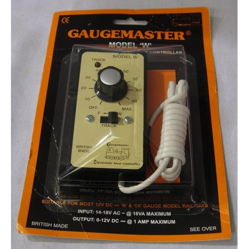 2070 - Gaugemaster Model W handheld controller, appears unused in packs. P&P Group 1 (£14+VAT for the first... 