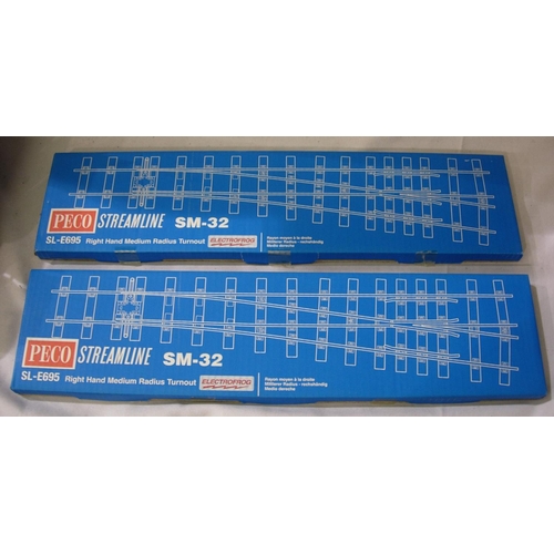 2073 - Two Peco SLE695, SM32, r. hand, medium radius points, as new/boxed. P&P Group 1 (£14+VAT for the fir... 