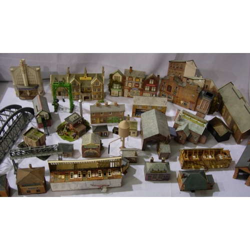 2075 - Selection of OO scale buildings, some with lights, mostly card, some low relief, mostly in good cond... 