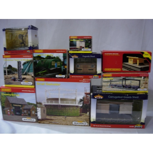 2076 - Ten OO scale buildings Skaledale, Scenecraft, Hornby, all appear in very good condition, boxes with ... 