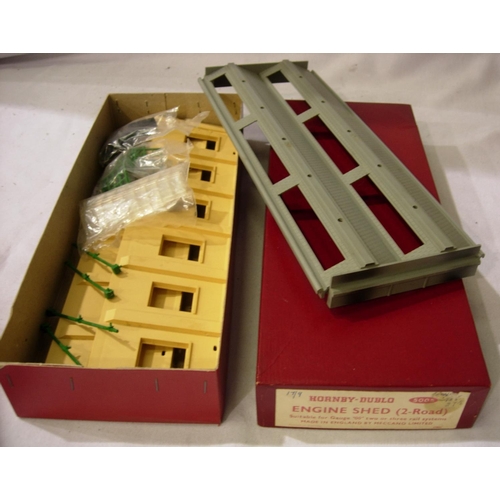 2081 - Hornby Dublo 5005 engine shed kit, appears complete. Very good - excellent condition, box with stora... 