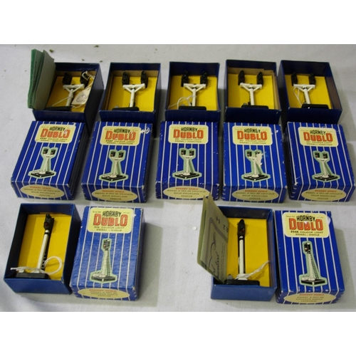 2084 - Hornby Dublo colour light signals x7, E57/5047 junction x5, E56/5046 single x2. Very good condition,... 