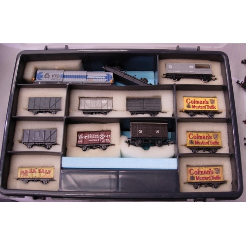 2090 - N gauge selection of thirteen wagons, mostly in very good condition, in storage box. P&P Group 1 (£1... 