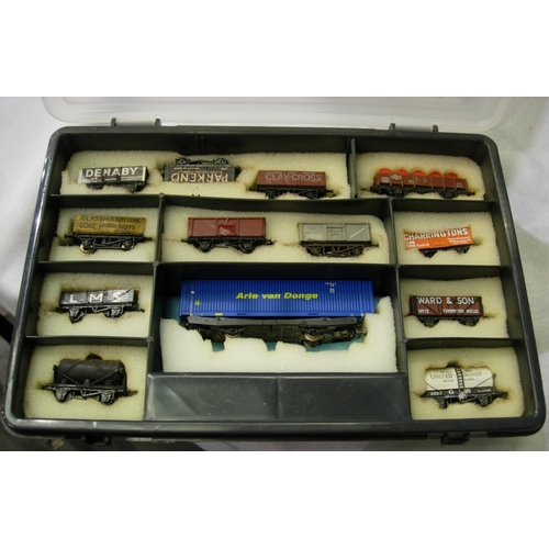 2093 - N gauge; thirteen wagons, mostly in very good condition, in storage box. P&P Group 1 (£14+VAT for th... 