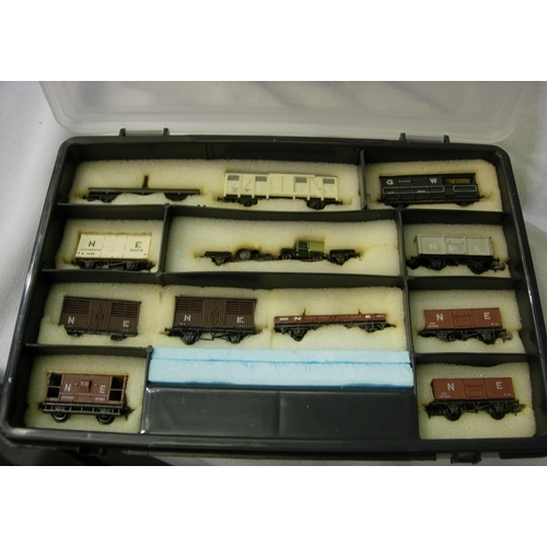 2094 - N gauge; twelve wagons, mostly in very good condition, in storage box. P&P Group 1 (£14+VAT for the ... 