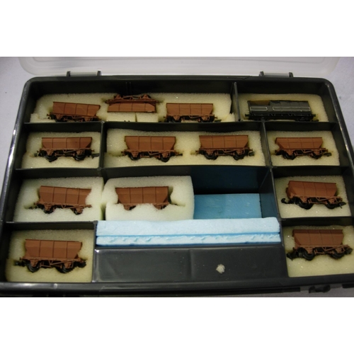 2095 - N gauge; twelve Hoppers and one brake van, mostly very good condition, in storage box. P&P Group 1 (... 