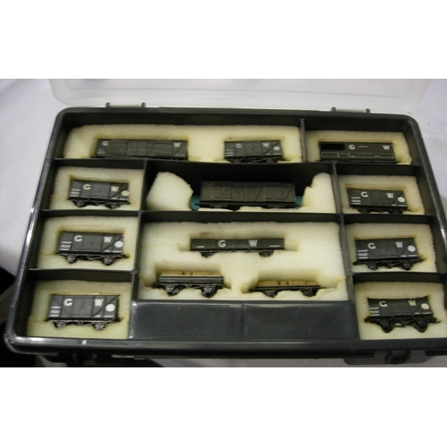 2096 - N gauge; thirteen wagons, mostly in very good condition, in storage box. P&P Group 1 (£14+VAT for th... 