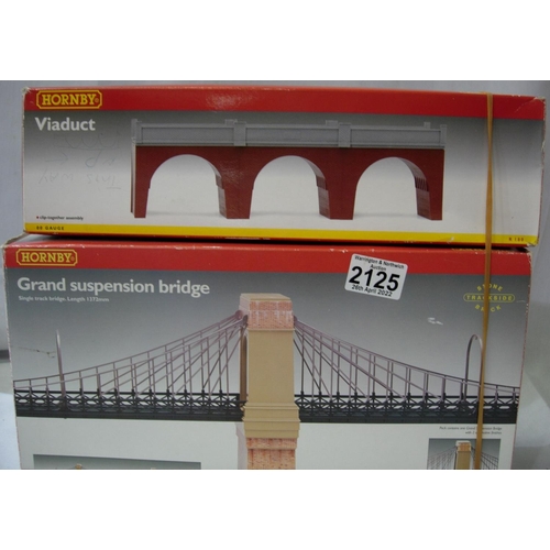 2125 - Hornb RB008 Grand Suspension bridge and R180 viaduct, both appear complete. Good condition, wear to ... 