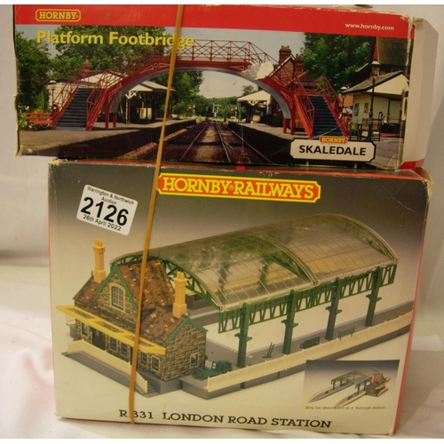 2126 - Horny R331 London Road station and R8641 footbridge. Both appear complete, in good condition, wear t... 