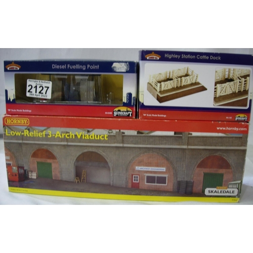 2127 - Hornby R9660 low relief arch/viaduct and Bachmann Scenecraft, cattle, duck and diesel fueling point.... 