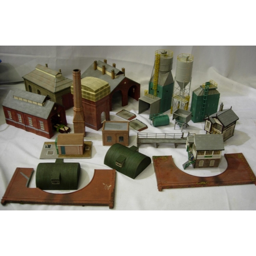 2128 - Selection of Skaledale/Scenecraft resin buildings and accessories including 3x engine sheds, signal ... 