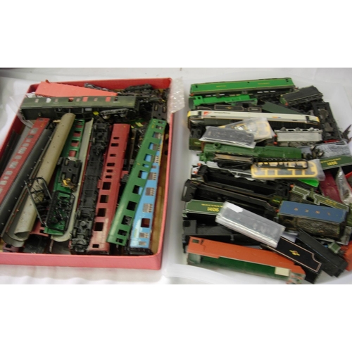 2150 - Selection of locomotive bodies, tenders, coach parts etc. All for spares or repair. P&P Group 2 (£18... 