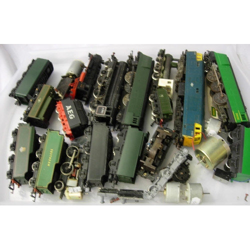 2151 - Selection of OO scale locomotives bodies, chassis, motors, tenders etc. All for spares/repair. P&P G... 