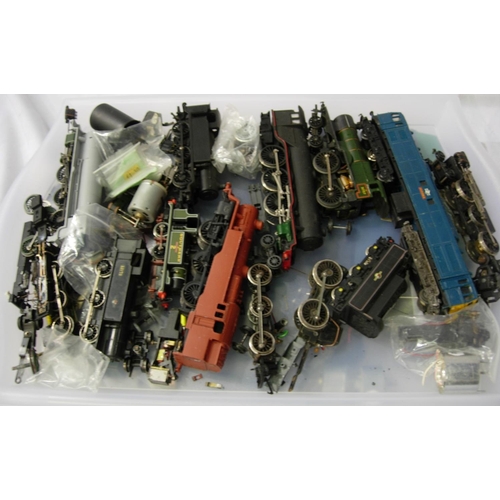 2152 - Selection of OO scale locomotive bodies, chassis, motors, tenders etc. All for spares/repair. P&P Gr... 