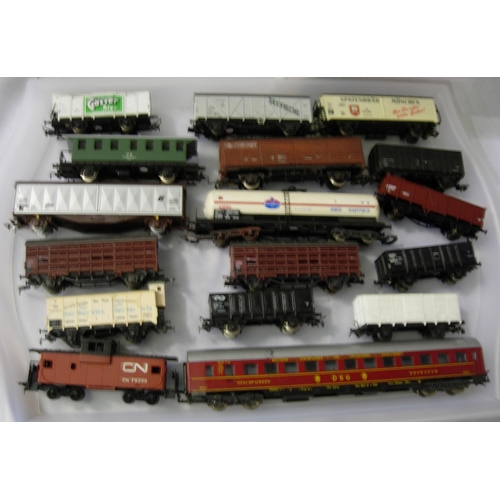 2155 - Fifteen Continental Outline OO scale wagons, 1x DSG coach and 1x CN caboose. Mostly very good condit... 