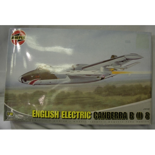 2166 - Airfix 1/48 scale English electric Canberra, appears complete but unchecked. P&P Group 1 (£14+VAT fo... 