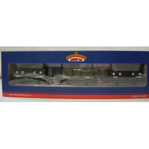 2210 - Bachmann 37-076N set of three SE and CR wagons, dark grey Collectors Club exclusive. Near mint condi... 