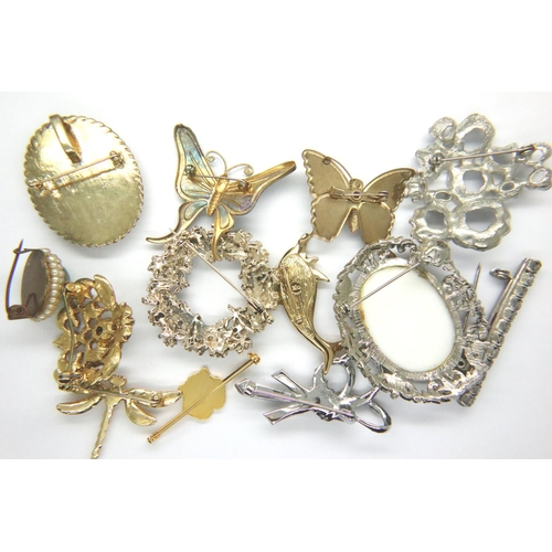 53 - Collection of mixed brooches to include stone set examples. P&P Group 2 (£18+VAT for the first lot a... 