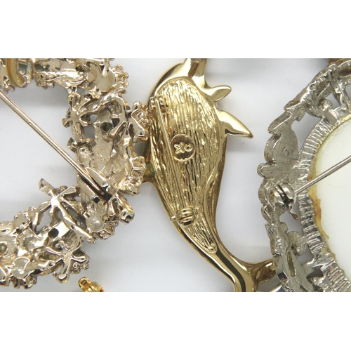 53 - Collection of mixed brooches to include stone set examples. P&P Group 2 (£18+VAT for the first lot a... 