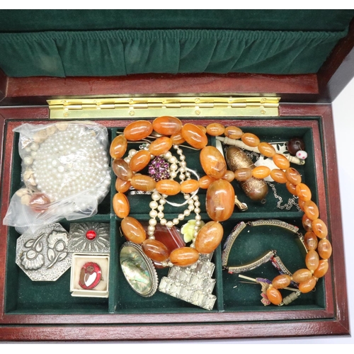 61 - Hardwood jewellery box with mixed costume jewellery contents. P&P Group 1 (£14+VAT for the first lot... 