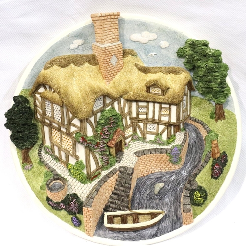 191 - David Winter cottage scene plaque, D: 23 cm. P&P Group 2 (£18+VAT for the first lot and £3+VAT for s... 