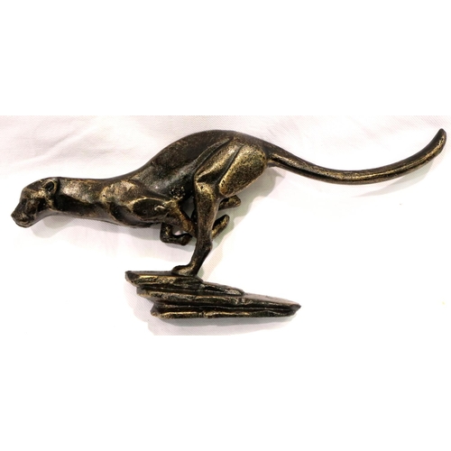 228 - Bronzed cast iron sprinting cheetah, L: 30 cm. P&P Group 2 (£18+VAT for the first lot and £3+VAT for... 