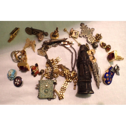 1088 - Mixed vintage cufflinks, costume jewellery and pin badges. P&P Group 1 (£14+VAT for the first lot an... 