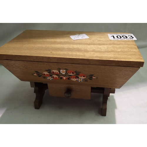 1093 - Wooden musical box, 17 x 10 x 9 cm. P&P Group 1 (£14+VAT for the first lot and £1+VAT for subsequent... 