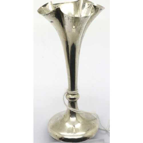 99 - Hallmarked silver bud vase, London assay, H: 10 cm. P&P Group 1 (£14+VAT for the first lot and £1+VA... 