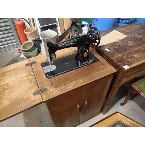 1516 - Singer sewing machine in oak table, 50 x 40 x 80 cm. Not available for in-house P&P, contact Paul O'... 