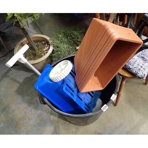 1520 - Garden tools including a Hopper (bin not included). Not available for in-house P&P, contact Paul O'H... 