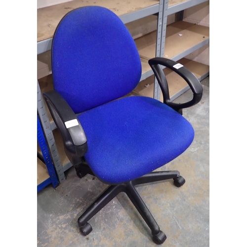 1559 - Blue office chair height adjustable. Not available for in-house P&P, contact Paul O'Hea at Mailboxes... 