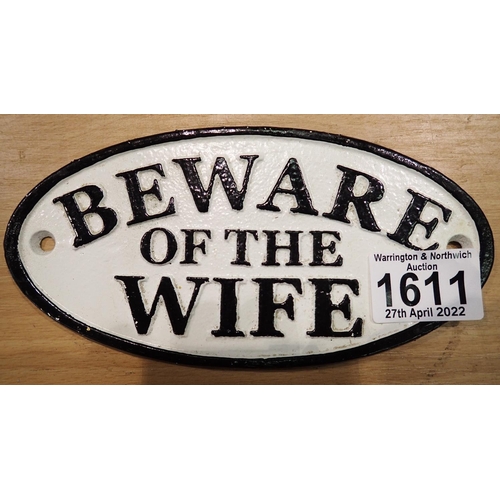 1611 - Cast iron Beware of The Wife sign, L: 17 cm. P&P Group 1 (£14+VAT for the first lot and £1+VAT for s... 