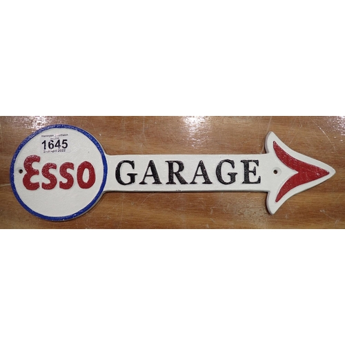 1645 - Cast iron Esso Garage arrow sign, 30 x 10 cm. P&P Group 2 (£18+VAT for the first lot and £3+VAT for ... 