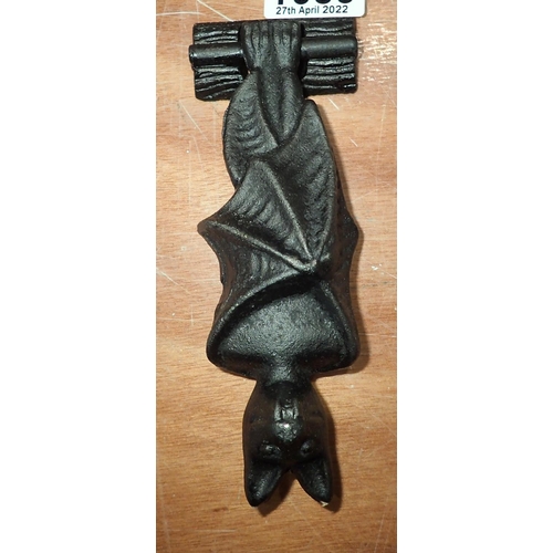 1653 - Cast iron bat doorknocker, 18 x 7 cm. P&P Group 2 (£18+VAT for the first lot and £3+VAT for subseque... 